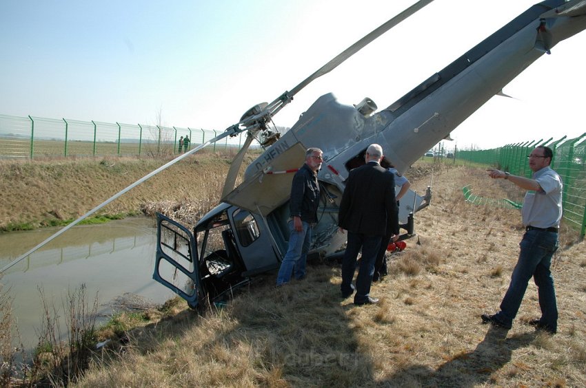 Hubschrauber abgestuerzt in Grafschaft P12.JPG